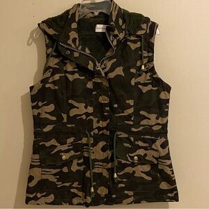 Women’s Love + Harmony Size M Camo Green Vest Button/Full Zip Removable Hoodie
